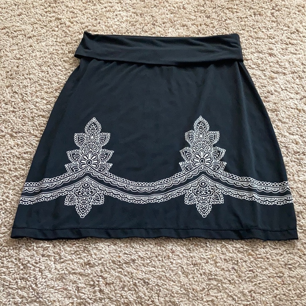 Max studio stretchy Lightweight black and white fold over skirt size small